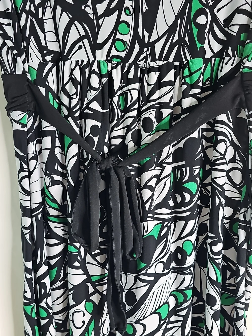 New Directions Black, White & Green V-Neck Print Top - Picture 4 of 7